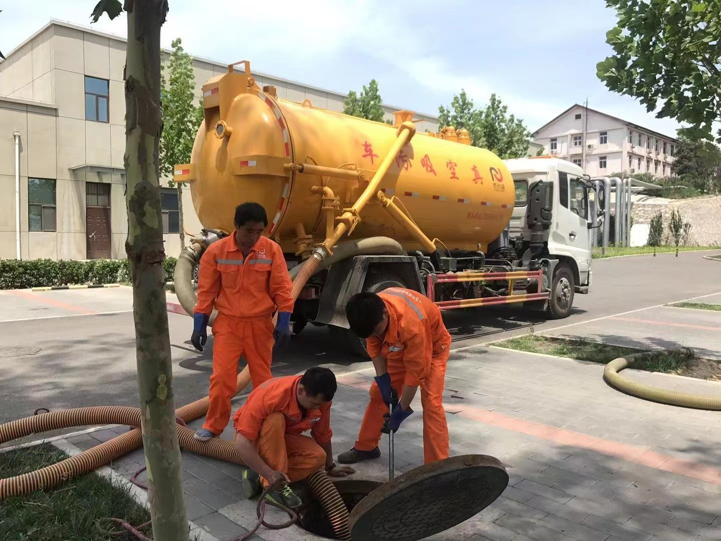 曲靖管道疏通车停在窨井附近