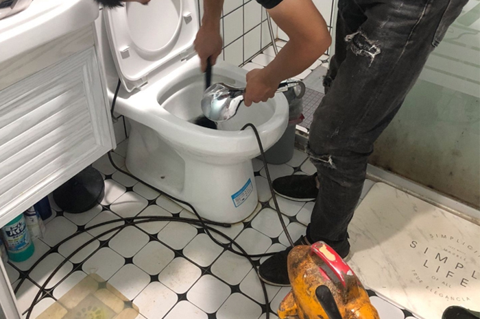 曲靖马桶堵塞自己疏通还是找师傅？专业上门服务让你省时更省心